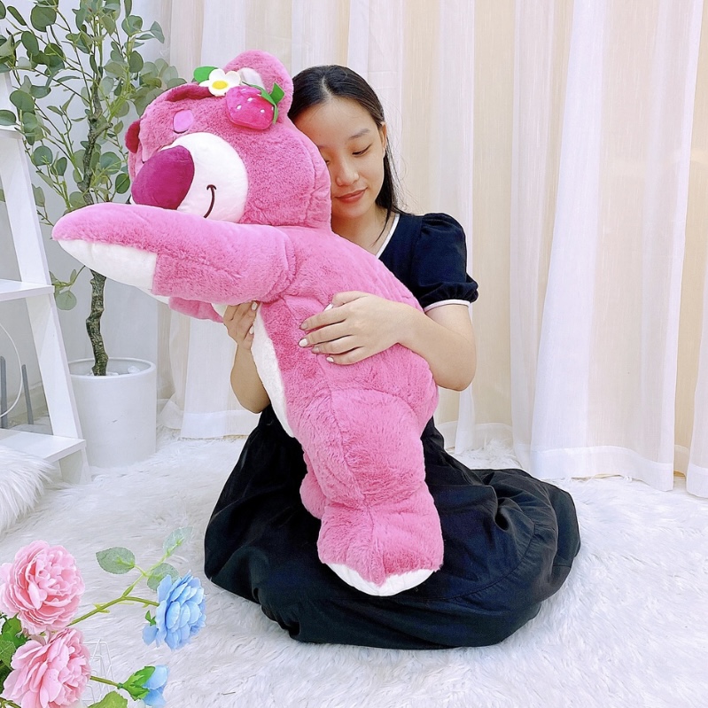 Gấu bông Lotso nằm siêu dễ thương – Size từ 40 đến 90 cm – Quà tặng thú nhồi bông tai dâu nằm – Gối ôm hugging bear cho bé ngủ ngon