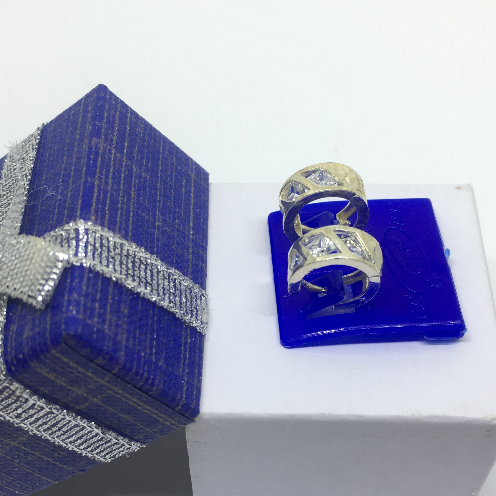 Bông tai cong gắn đá