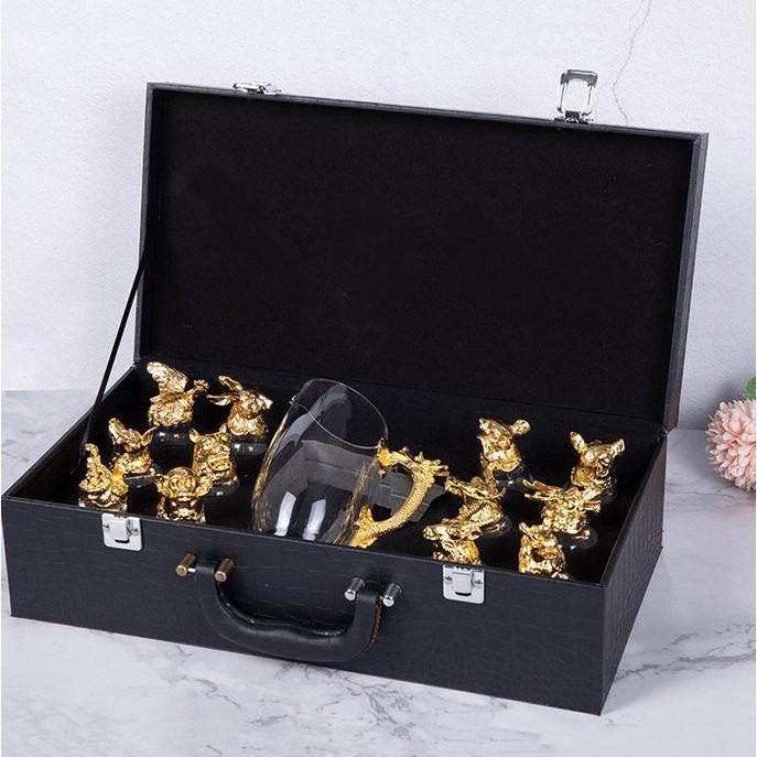 Bộ ly tân cổ điển BBL2 với họa tiết 12 con giáp mạ vàng, thiết kế tinh xảo, cực kỳ sang trọng.