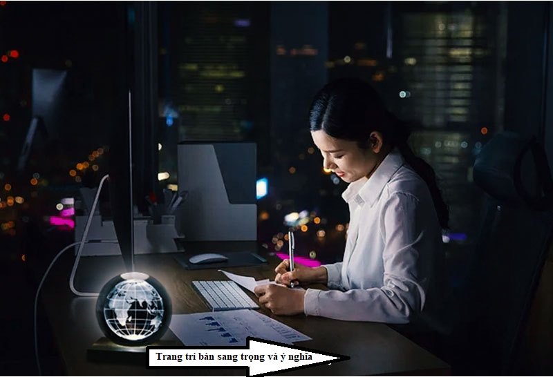 Qủa pha lê thế giới 6cm kèm đế đèn gỗ ánh sáng trắng