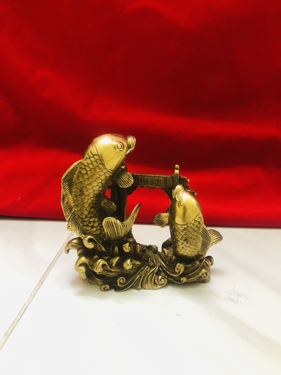 Tượng cá chép vượt vũ môn bằng đồng nguyên chât cao 12cm,vật phẩm phong thủy thăng quan tiến chức