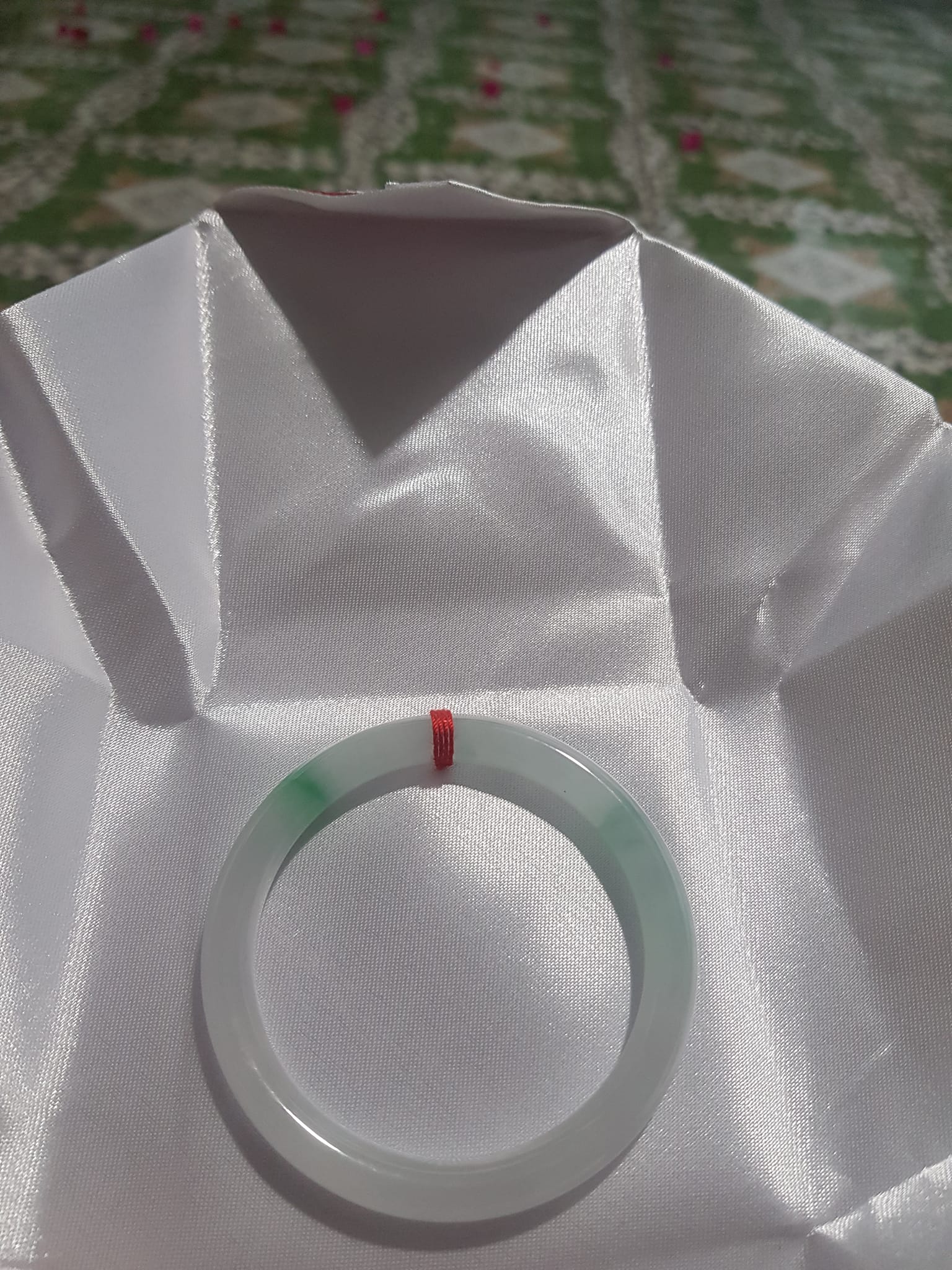 Vòng cẩm thạch tự nhiên Lý A 51mm x 7mm Màu Trắng Bóng 2 điểm xanh lý nhẹ đẹp sang Nữ Mệnh Kim mệnh Thủy 50kg - 57kg ạ