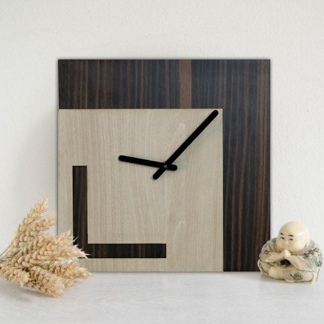 Đồng hồ treo tường gỗ dễ thương hình vuông