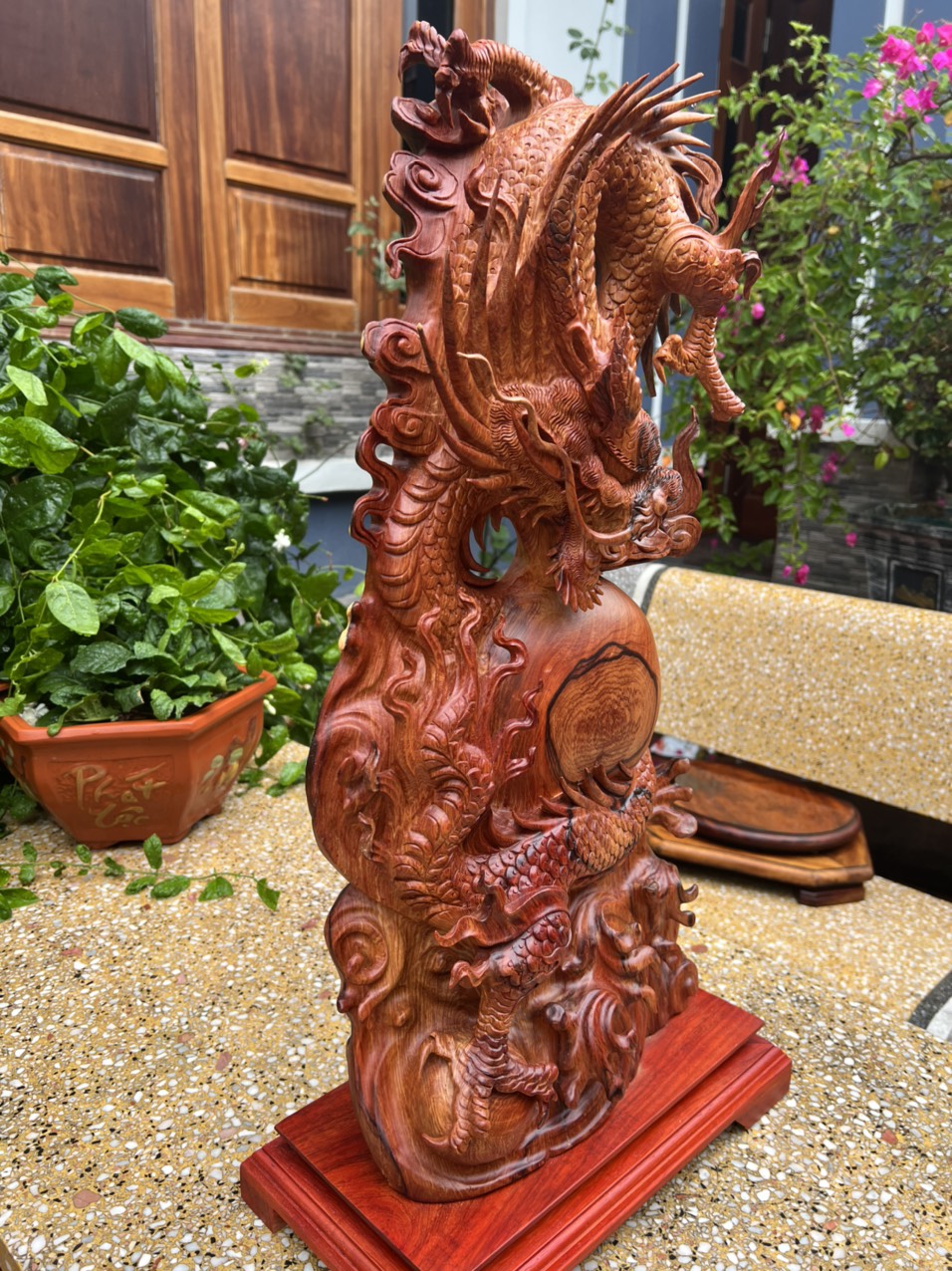 Tượng con rồng ,nhất long vờn ngọc trang trí phong thủy bằng gỗ cẩm đẹp long lanh kt cao 62×29×14cm