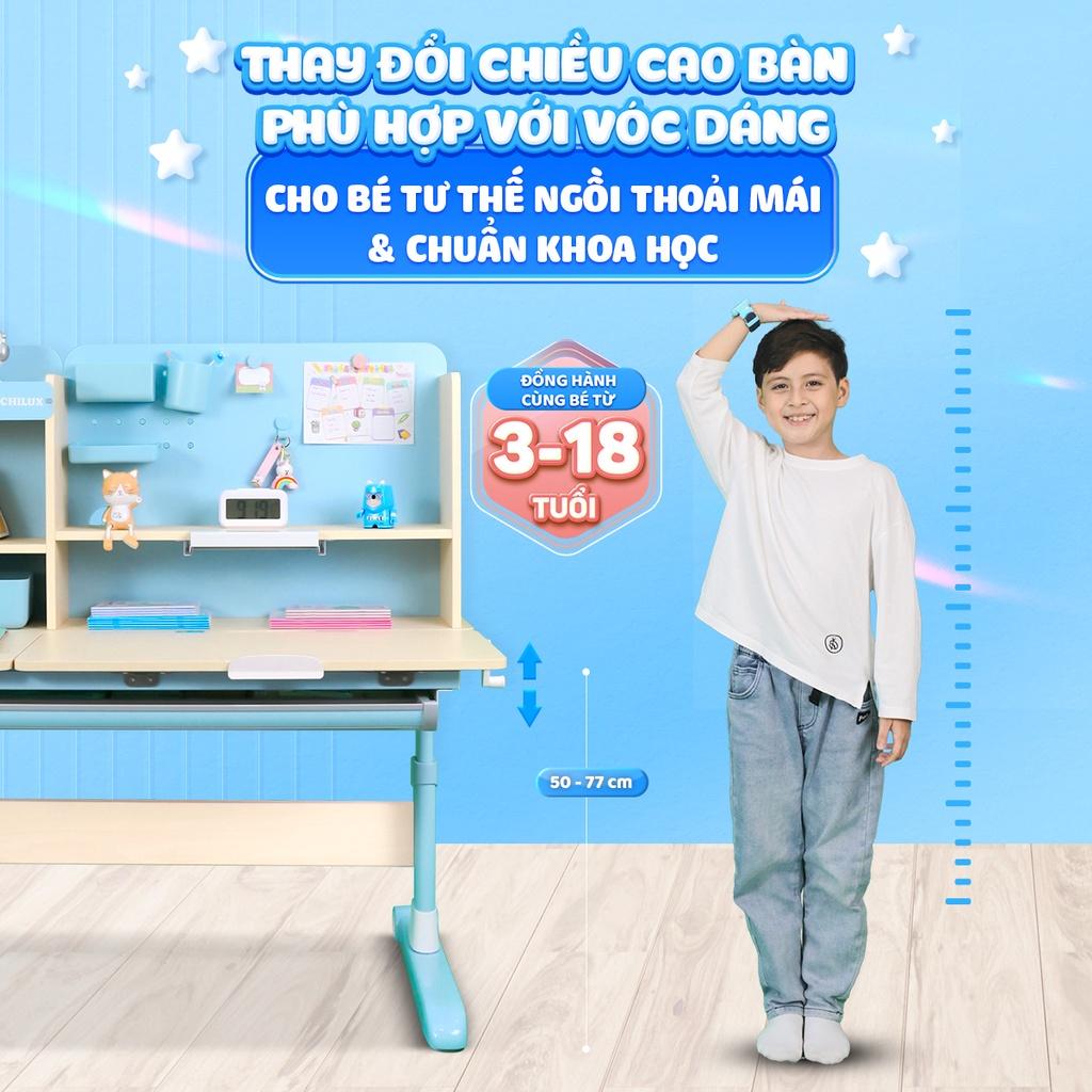 Bàn học cho bé cao cấp Chilux Smart D chống gù, chống cận, nâng hạ chiều cao, thay đổi độ nghiêng, kệ sách lớn