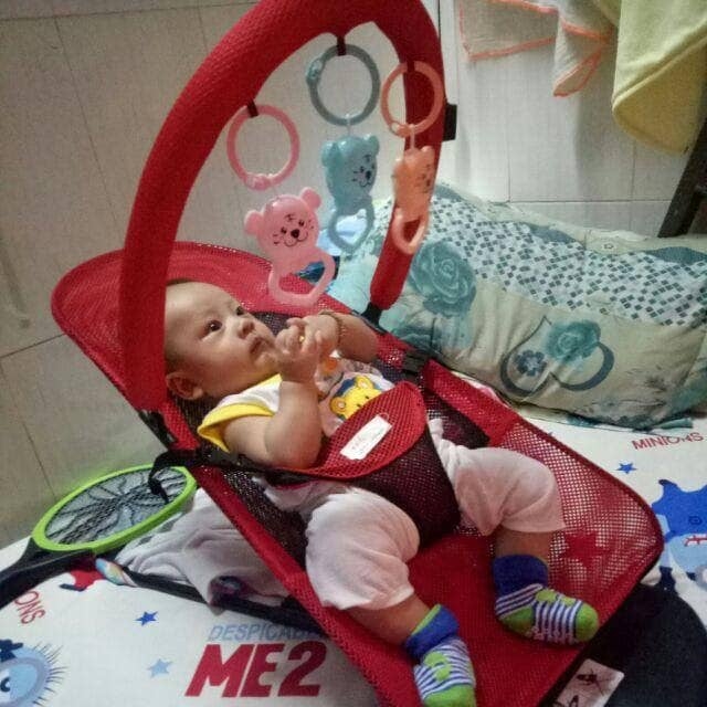 Ghế rung nhún nằm chơi cho bé có thanh treo đồ chơi