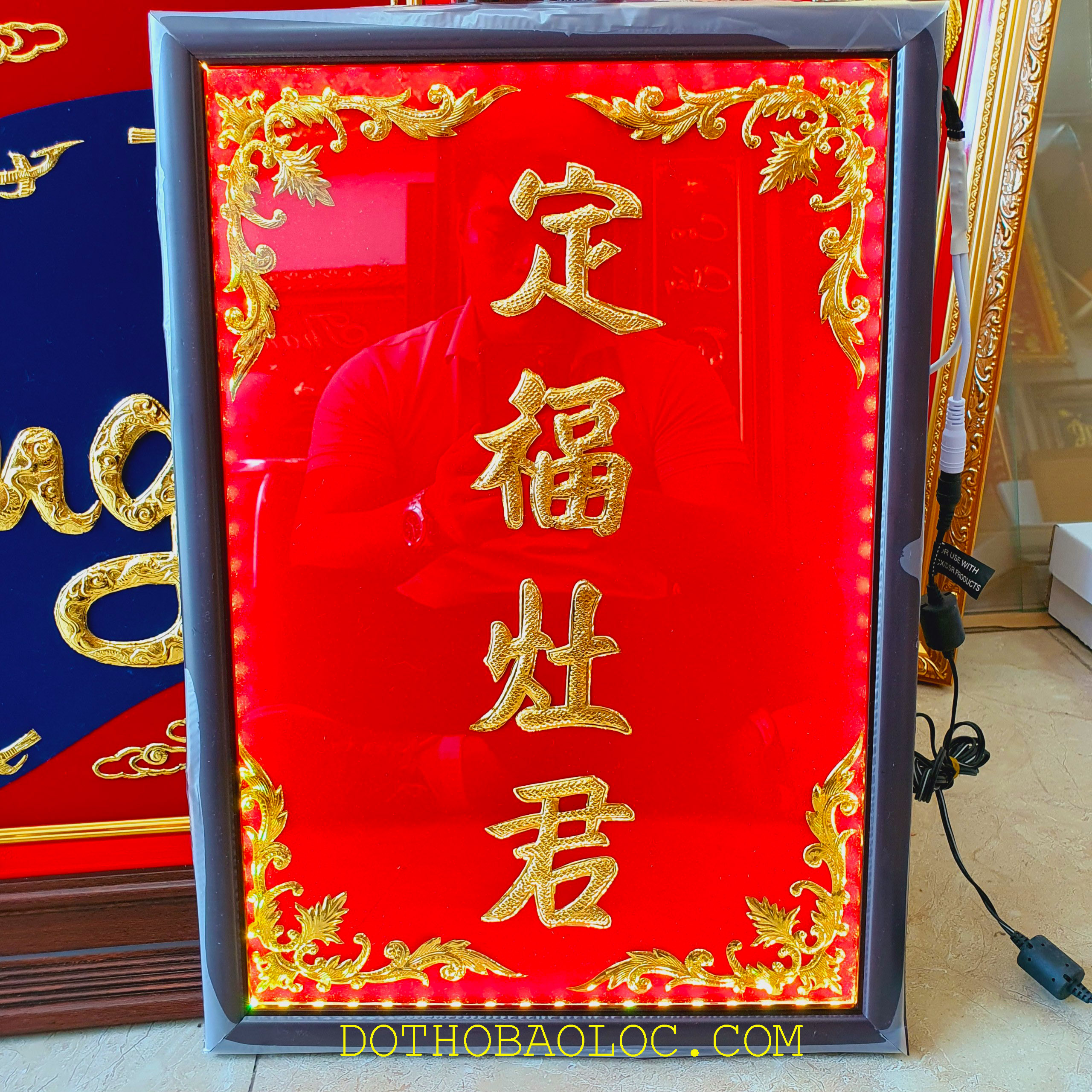 Bài vị Ông Táo dát vàng cao 47cm, ngang 33cm  - 1 hàng chữ, Khung gỗ cao cấp