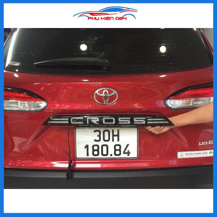 Ốp tay cốp sau có đèn led Toyota Cross 2020-2022 màu đen ánh sáng đỏ, màu trắng sáng vàng trang trí xe