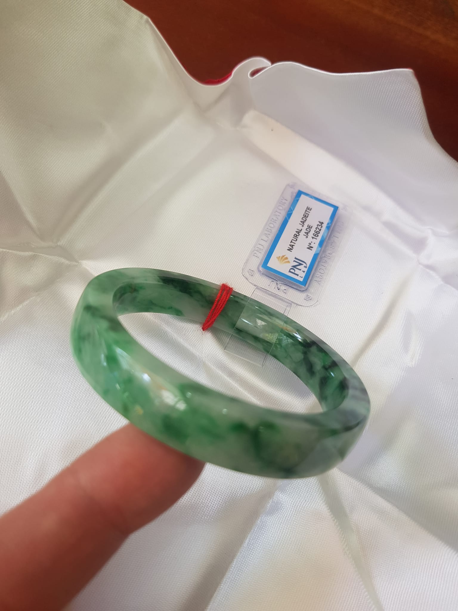 Vòng Tay Đá Ngọc Cẩm Thạch tự nhiên Bản Vuông 50mm   Vòng đã kiểm định có giấy chứng nhận P No 166234 Natural Jadeite  Nữ cân nặng 50kg - 55kg đeo Sang Tay Đẹp lắm luôn ạ