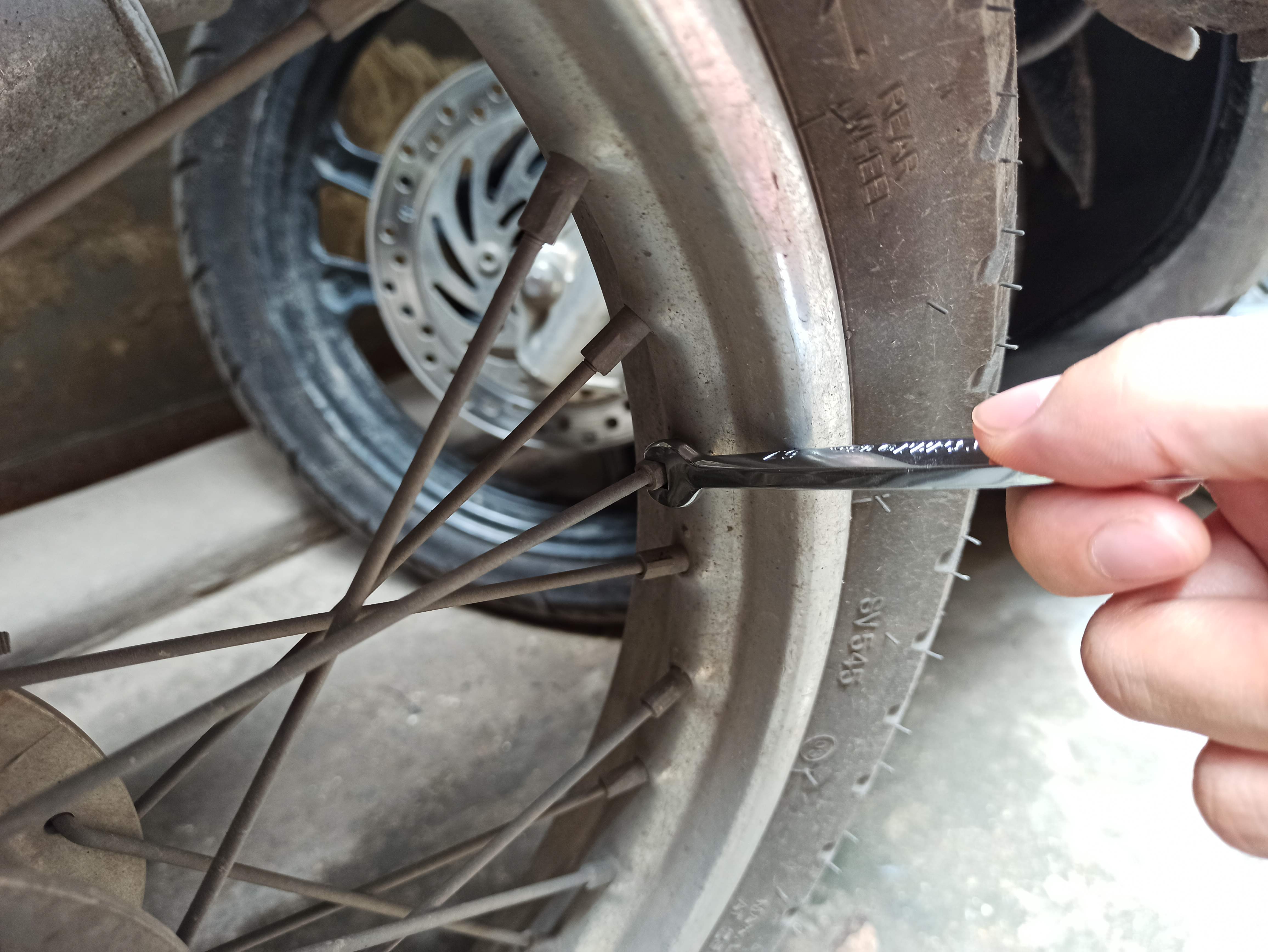 Xiết căm xe hai đầu 5.05 - 5.70mm