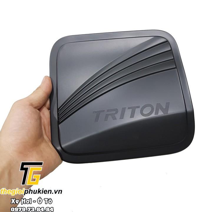 Ốp nắp bình xăng Mitsubishi Triton 2019 nhựa ABS đen