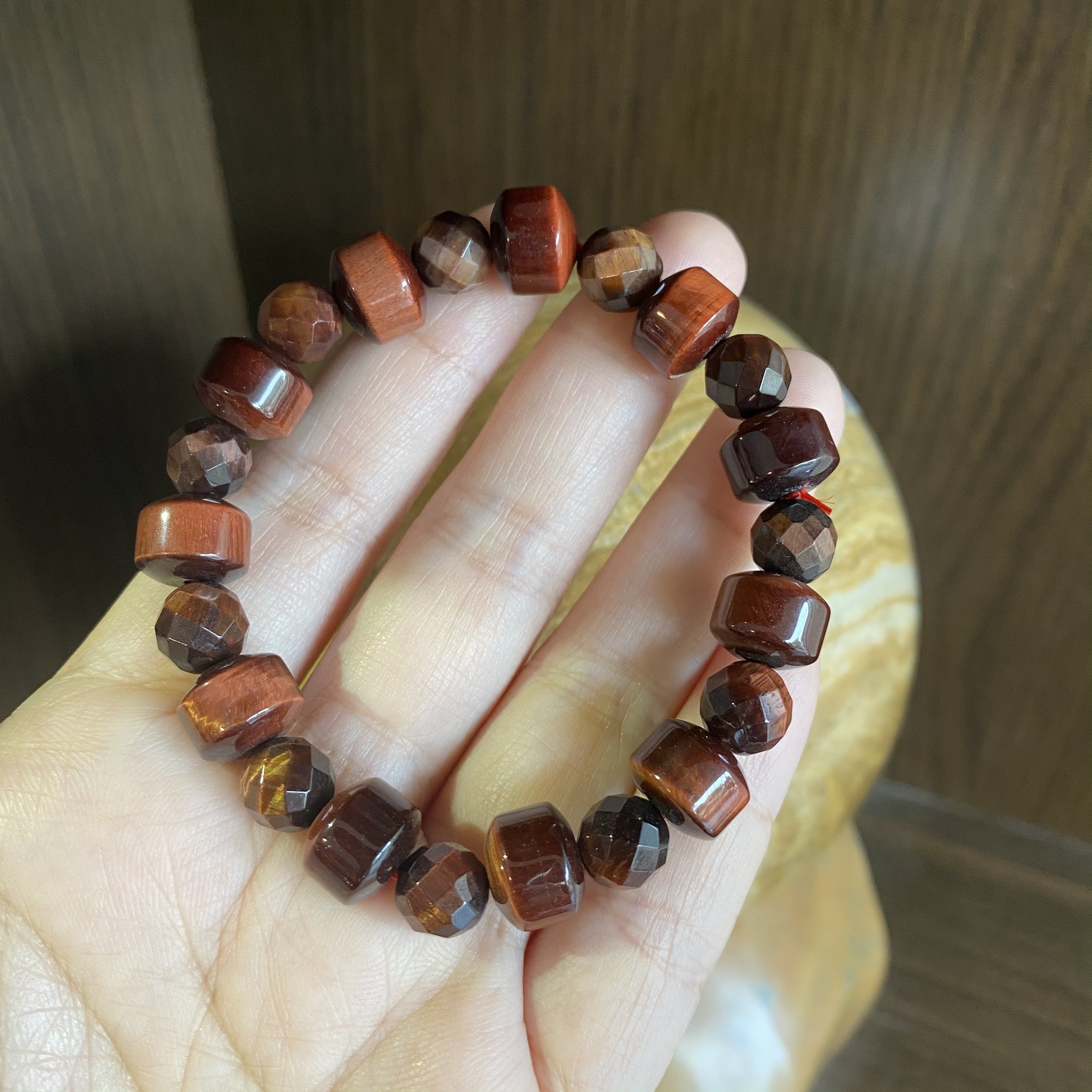 Vòng Đá Mắt Hổ Đỏ Cạnh Giác Mix Lu Thống