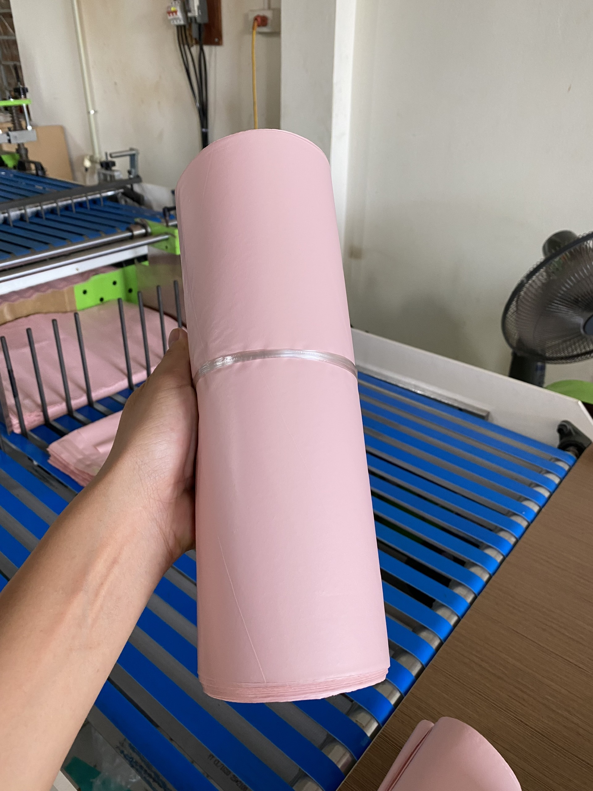 Túi Gói Hàng, Túi Đóng Hàng Tự Dính, Túi Gói Hàng Niêm Phong 1kg các Size TUIGOIHANG Có Keo Dán Tiện Lợi, bọc gói hàng, bịch đóng hàng, Túi gói hàng niêm phong tự dính - túi đóng hàng chuyển phát nhanh có sẵn keo dính