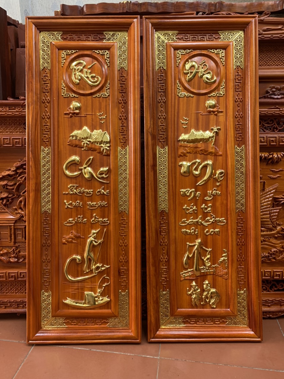 Cặp tranh câu đối treo tường trạm khắc chữ cha mẹ bằng gỗ hương đỏ ,tô sơn son dát vàng cao cấp kt 37×117×3cm