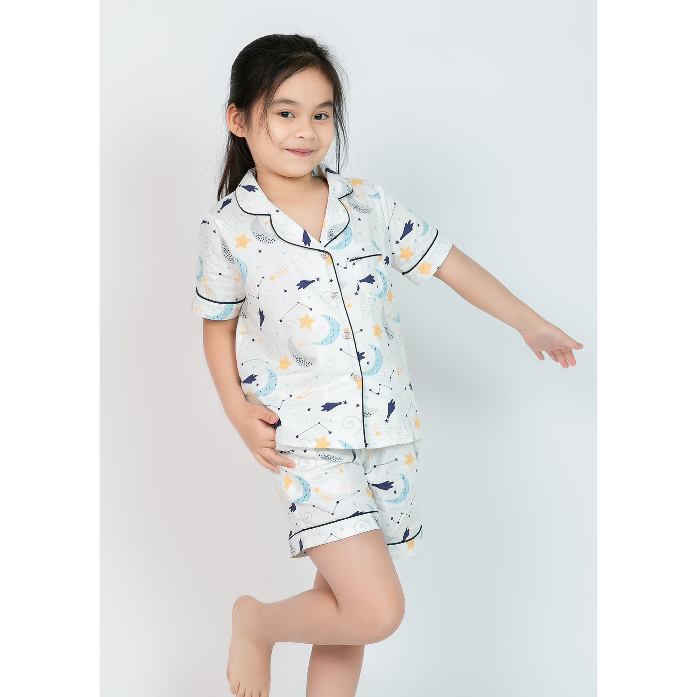 Pijama bé gai áo cộc quần đùi nền trắng hoạ tiết trăng sao