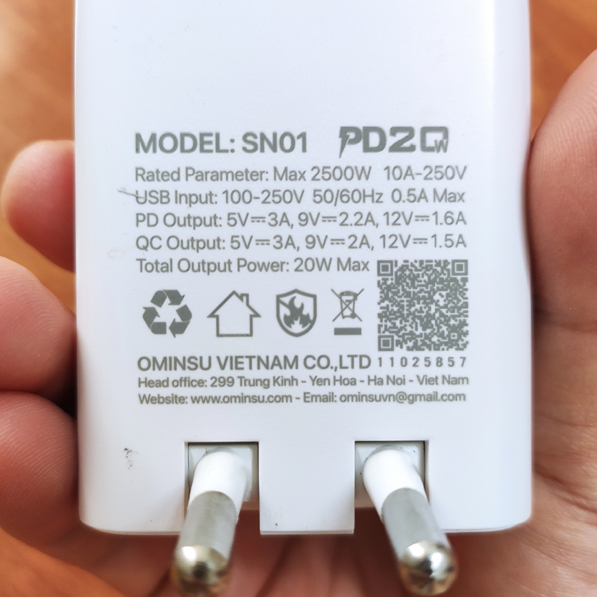 Củ sạc nhanh đa năng Ominsu PD 20W kiêm ổ cắm điện 2500W SN01 - Hàng chính hãng