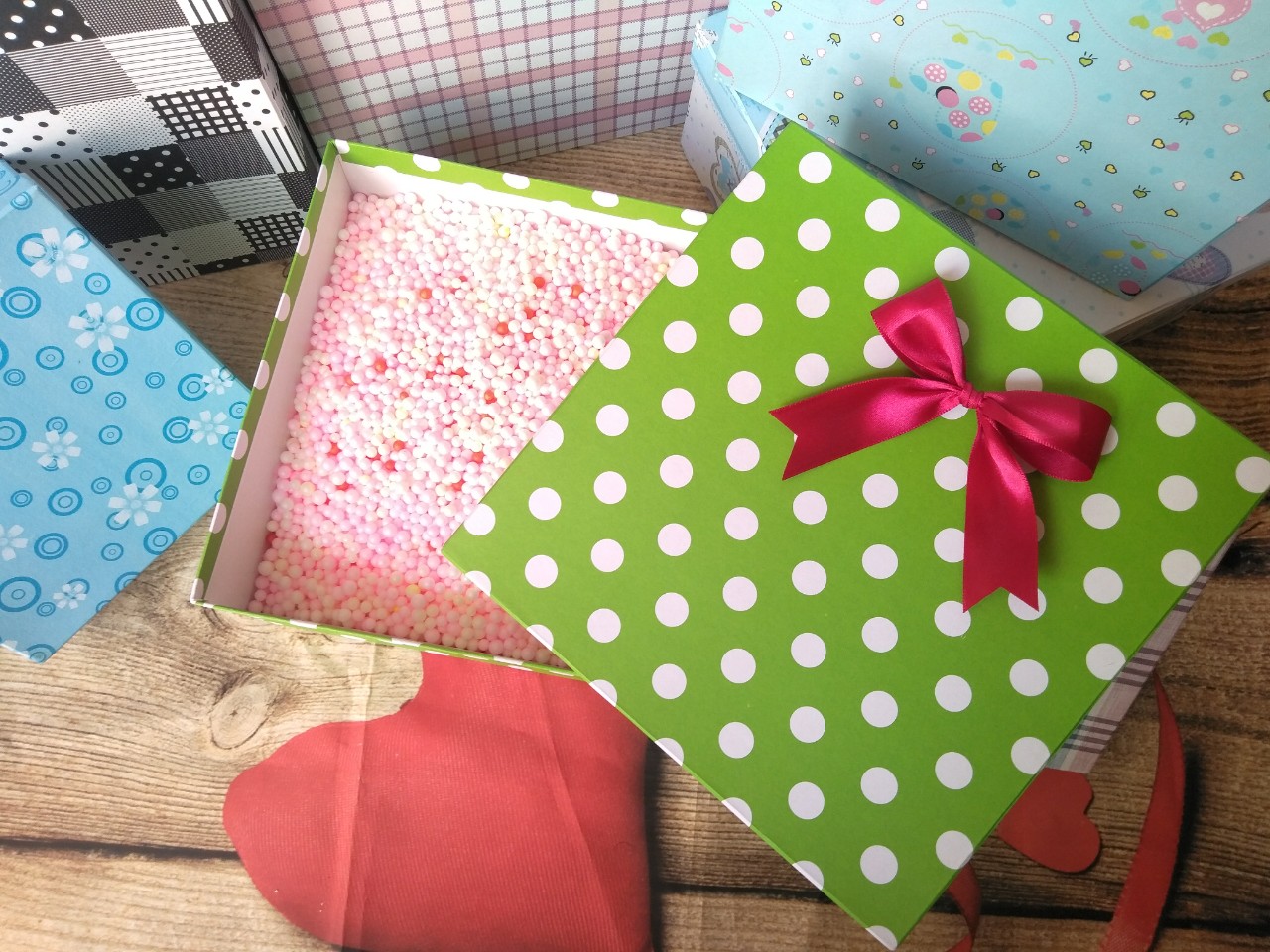 Hộp đựng quà đính nơ ruy băng size 20x20cm kèm hạt xốp màu