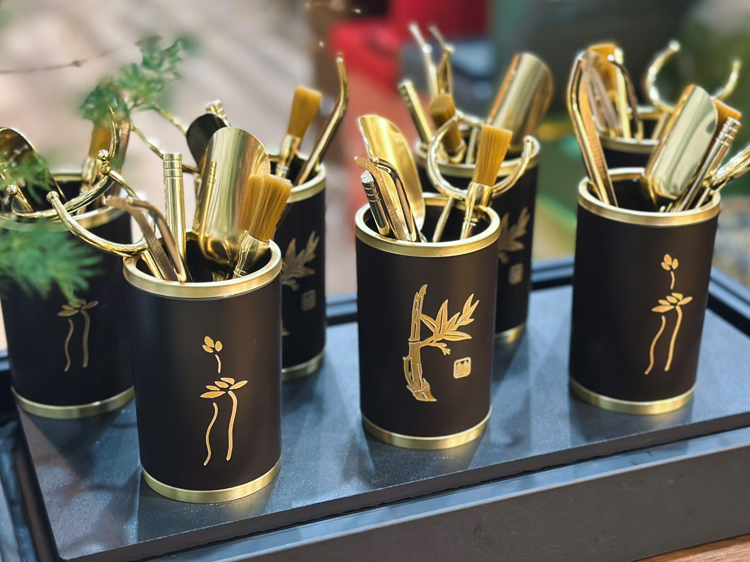 BỘ TRÀ CỤ ỐNG TRE GỖ BAKELITE HỌA TIẾT SEN VÀ TRÚC - 5 CHI TIẾT - BỀN BỈ - VIỆT LONG TRÀ