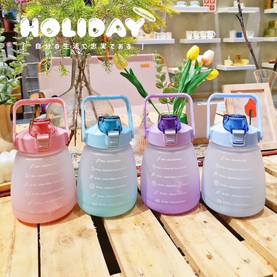 BÌNH NƯỚC CHIA VẠCH STICKER CÓ ỐNG HÚT, DUNG TÍCH 1300ML TIỆN DỤNG