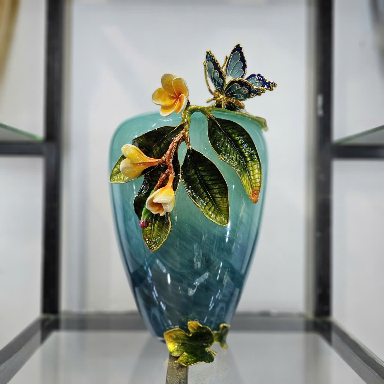 Bình cắm hoa thủy tinh tráng men màu xanh ngọc, Đính hoa bằng đồng phủ bóng