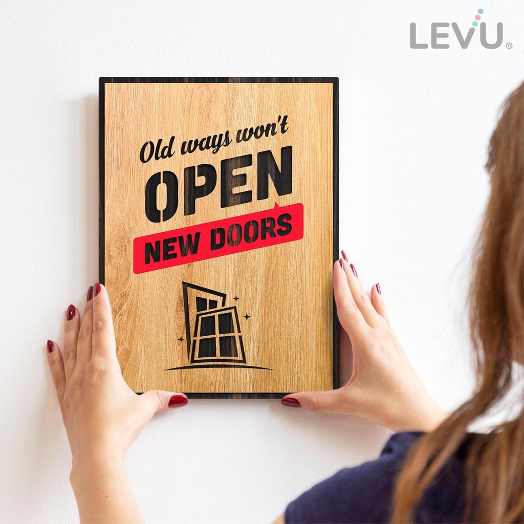 Tranh văn phòng tiếng Anh LEVU EN05 “Old ways won’t open new doors”