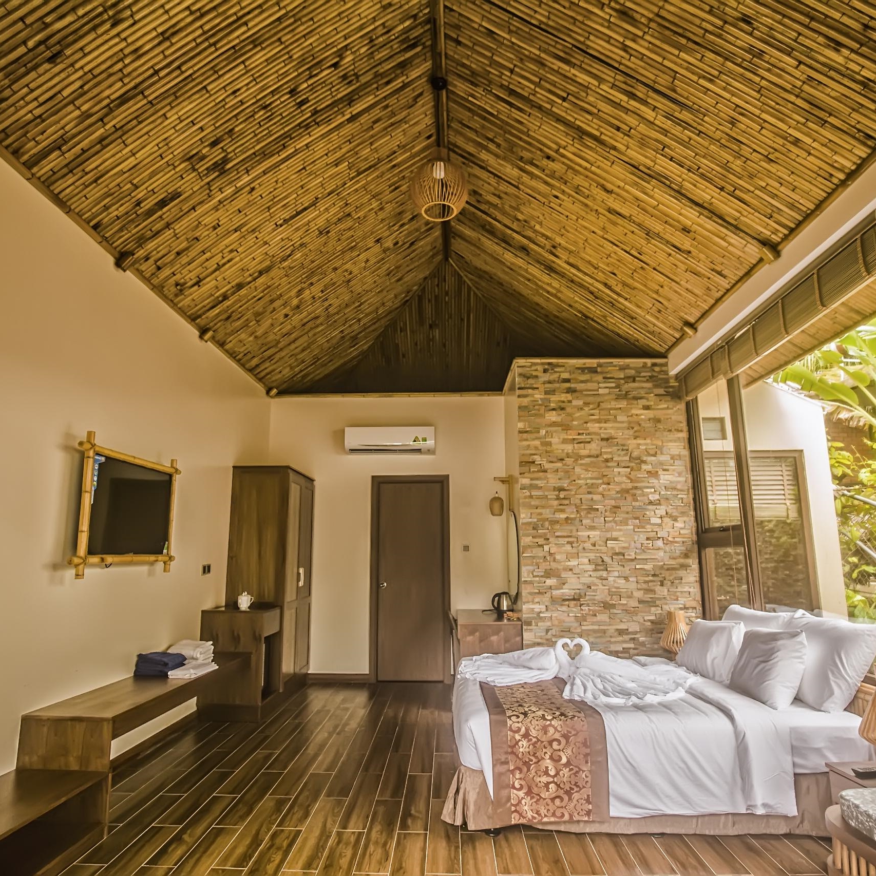 Coral Bay Resort 3* Phú Quốc - Bãi Biển Đẹp, Bữa Sáng, Gần Chợ Đêm, Ngay Trung Tâm Đông Dương
