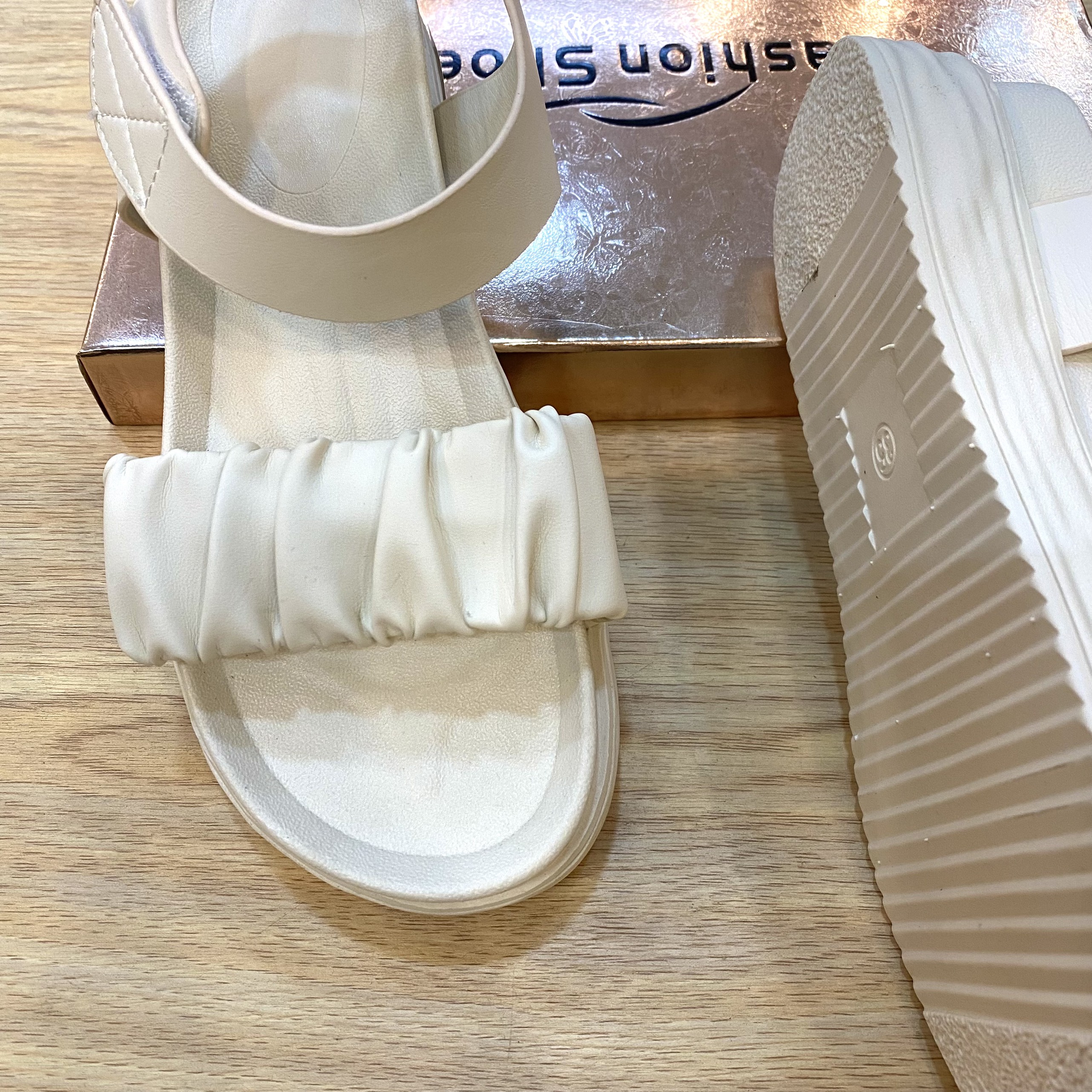 Giày Sandal Nữ Đế Xuồng HUA Quai Ngang màu kem dễ phối đồ cao 4cm 029086 (Hình chụp thật)