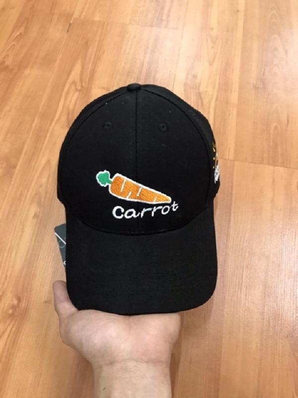 Mũ lưỡi trai thêu củ cà rốt to