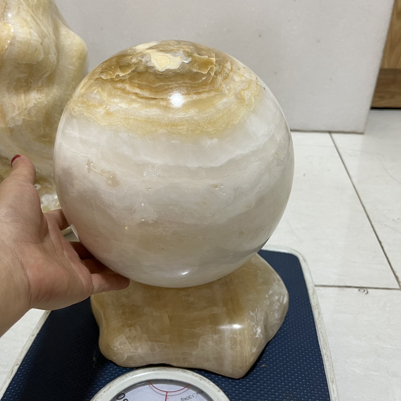 Cầu bi đá phong thủy đá tự nhiên màu trắng ngà ường kính 19 cm cân nặng 11 kg cho người mệnh Kim và Thổ