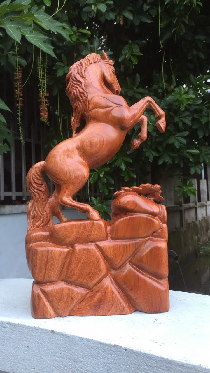 Tượng con ngựa nhất mã phi thiên bằng gỗ hương đá liền khối kt cao 40×22×7,5cm