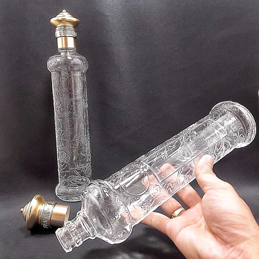 Bình Đựng Ruou 500ML thủy tinh trụ cao họa tiết rồng – nắp nhựa hình tháp màu đồng – Bình Đựng Rượu Đẹp - Chai Đựng Rượu Đẹp sang trọng