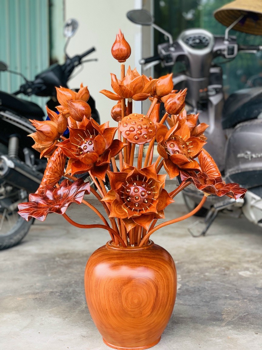 1 bình hoa sen 21 cành ,trang trí phòng khách, phòng thờ bằng gỗ hương đỏ tự nhiên