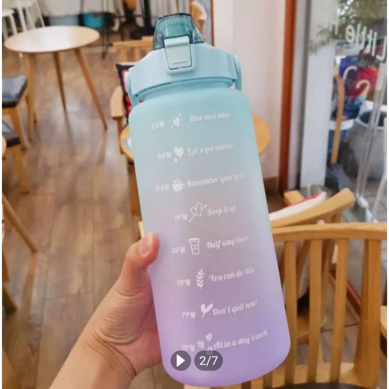 Bình nhựa 2L có vạch nhắc giờ uống nước kèm sticker dễ thương