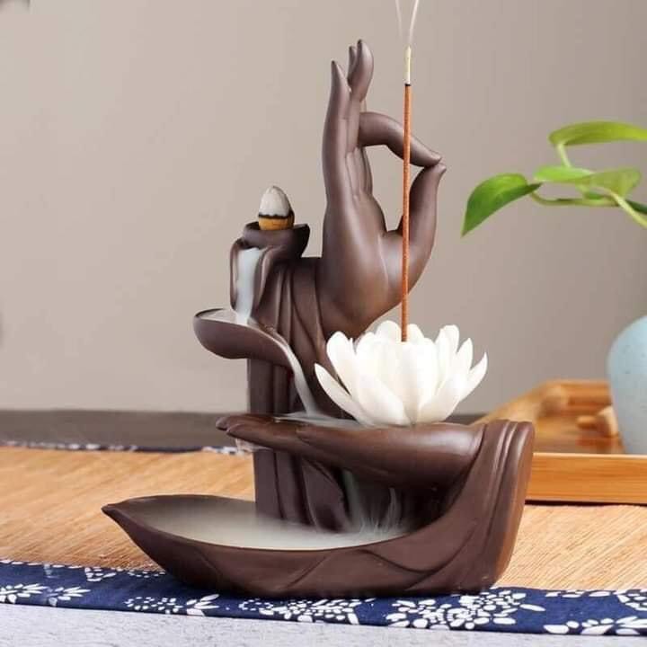Thác khói trầm hương. Tượng đốt trầm bàn tay phật