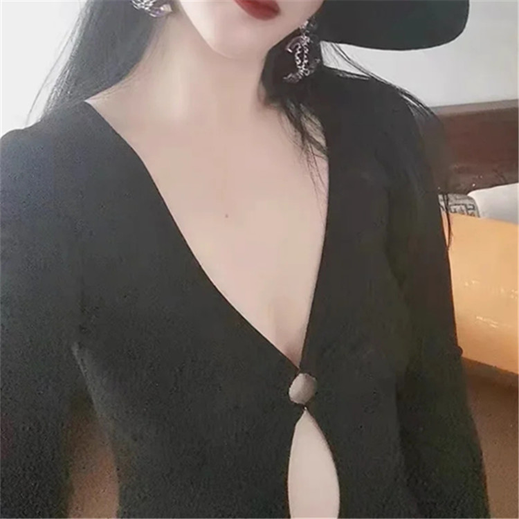 Áo cổ V bo vòng tròn