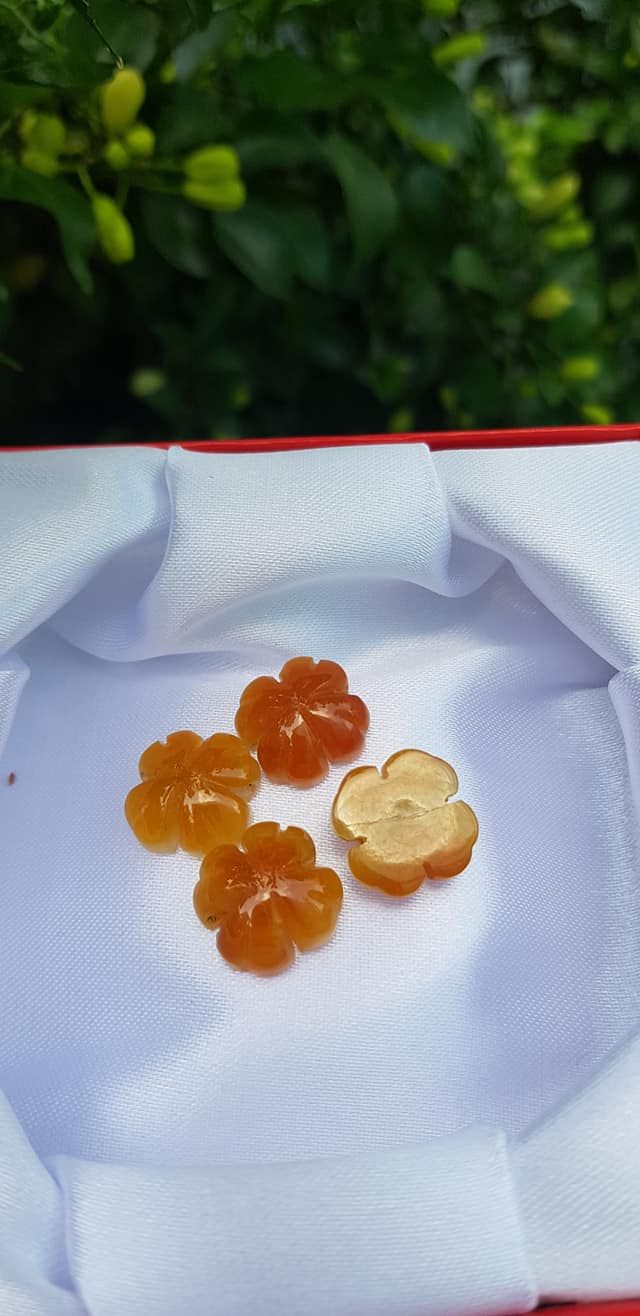 Mặt Bông Hoa cỏ 4 lá màu vàng cam nữ phối vòng tay,làm mặt nhẫn Chất liệu đá cẩm thạch size hạt 14mm x dầy 6mm Nữ về phối với vòng tay của mình đeo hay làm mặt nhẫn mặt dây chuyền đeo xinh ạ