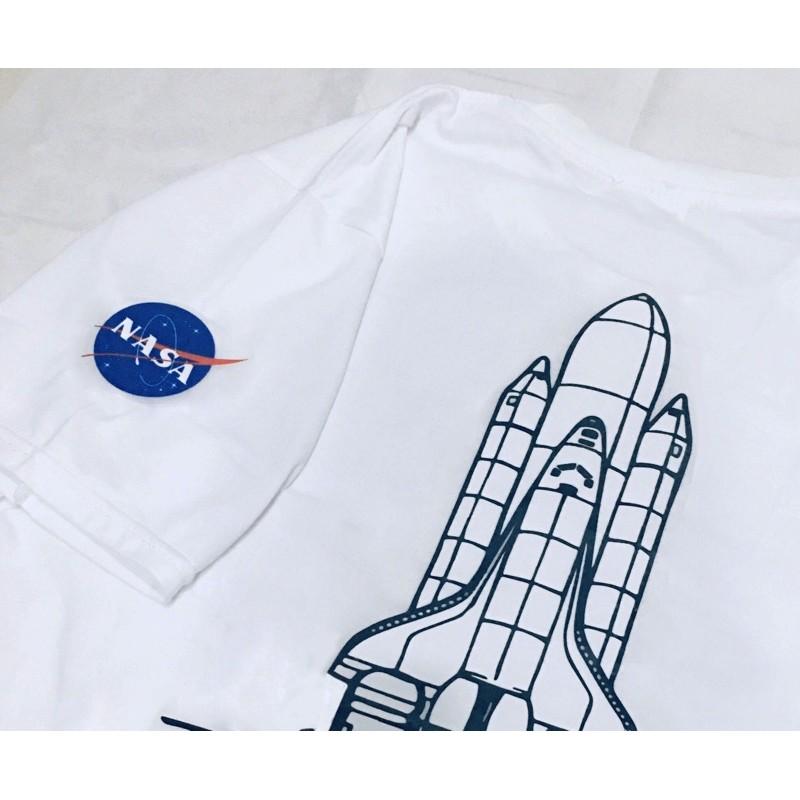 Áo thun NASA có in logo trên tay áo