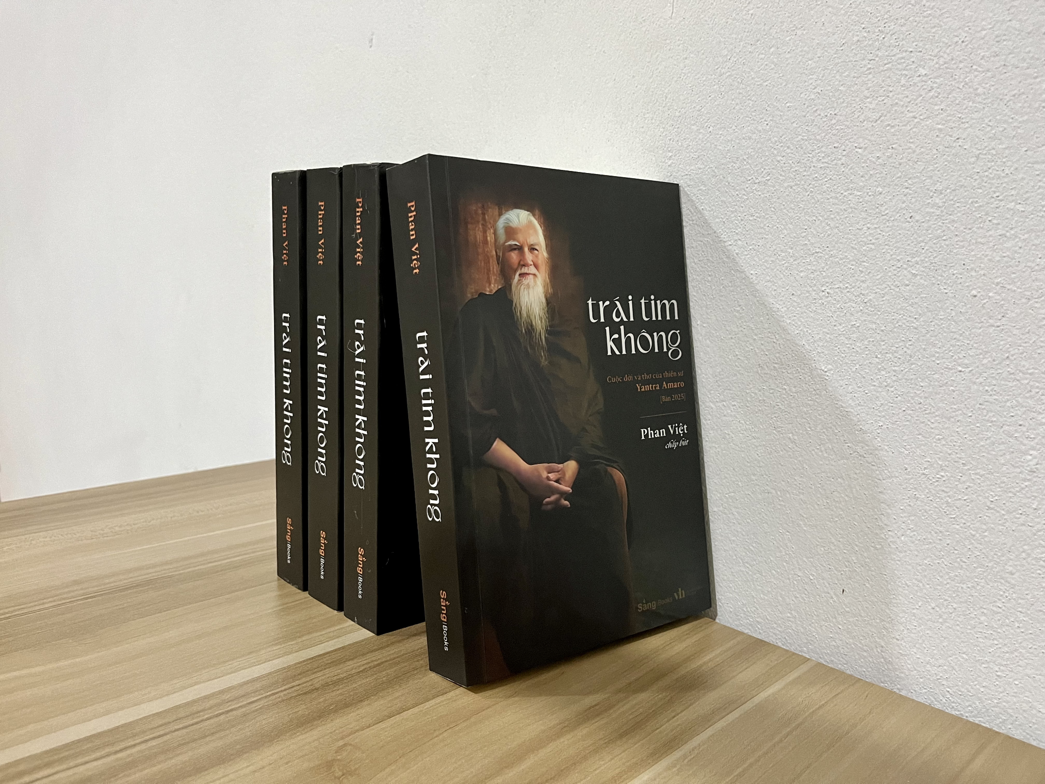 Sách - Trái Tim Không - Cuộc đời và thơ của thiền sư Yantra Amaro - Bản 2025 - Sáng Books