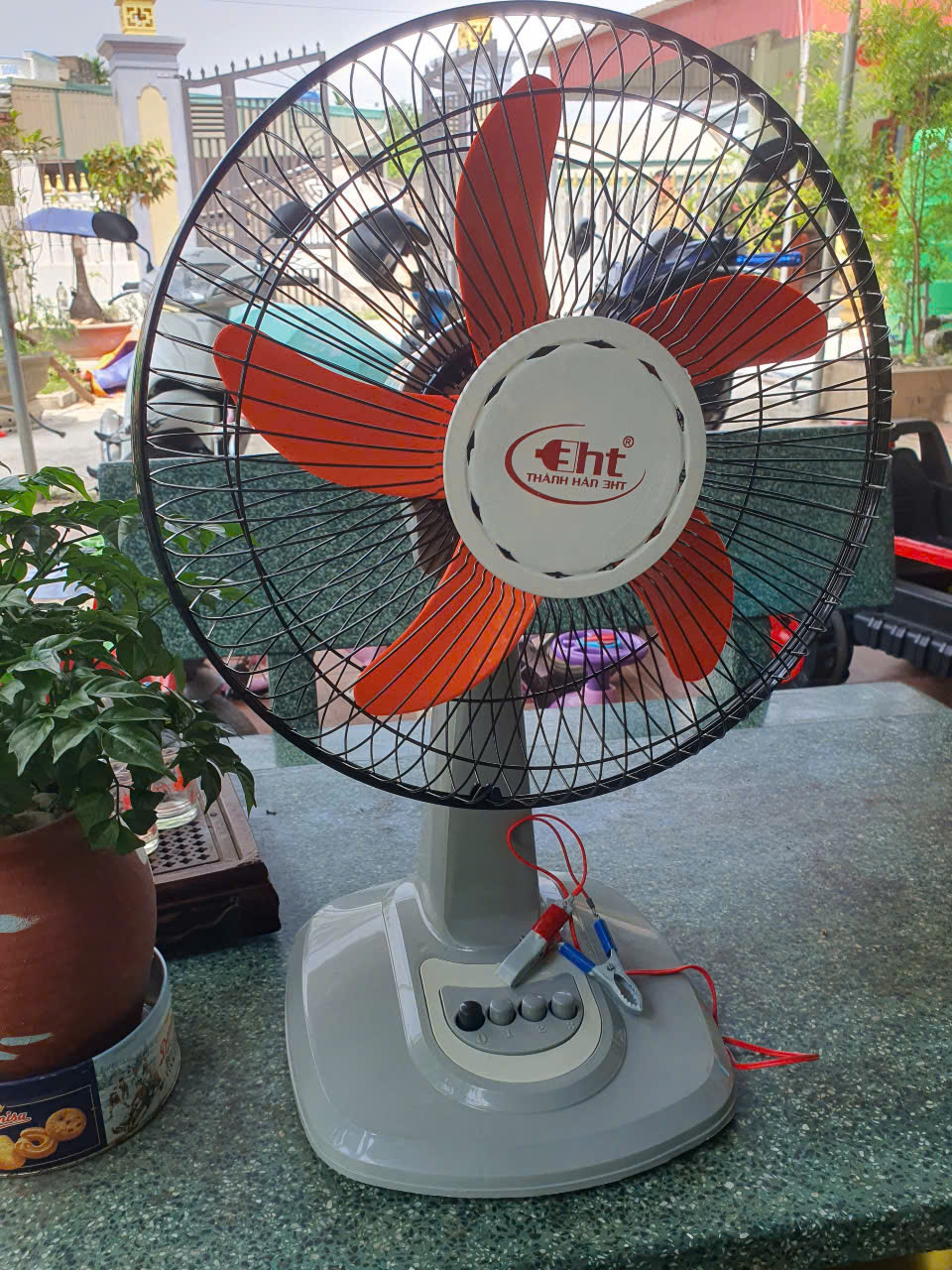 Quạt Kẹp Bình 12V, Có 3 Tốc Độ Gió Khác Nhau, Loại CN B3, Cánh 30cm gió mạnh.