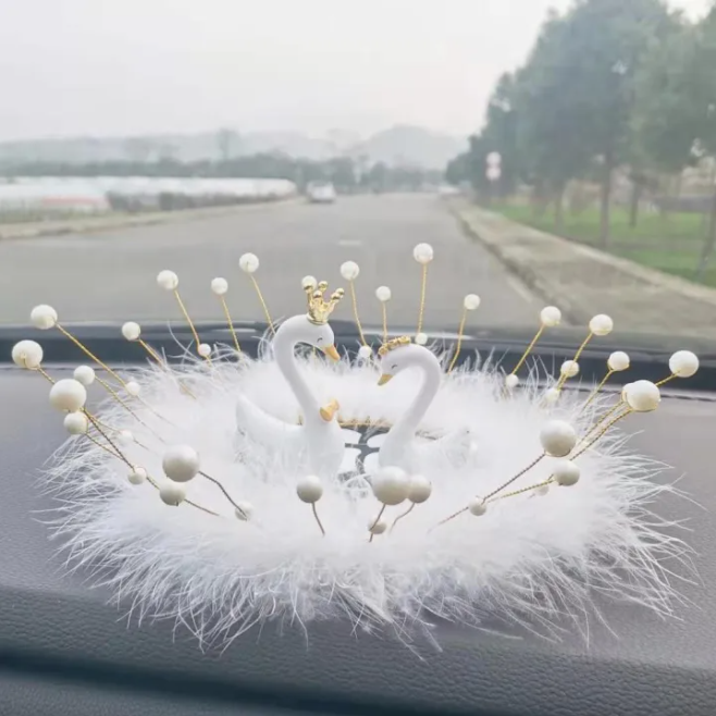 Tượng Thiên Nga Trắng Trang Trí Xe Ô Tô, Bàn Làm Việc | Kèm Thảm Lông Vũ Dán Taplo Xe Ô Tô