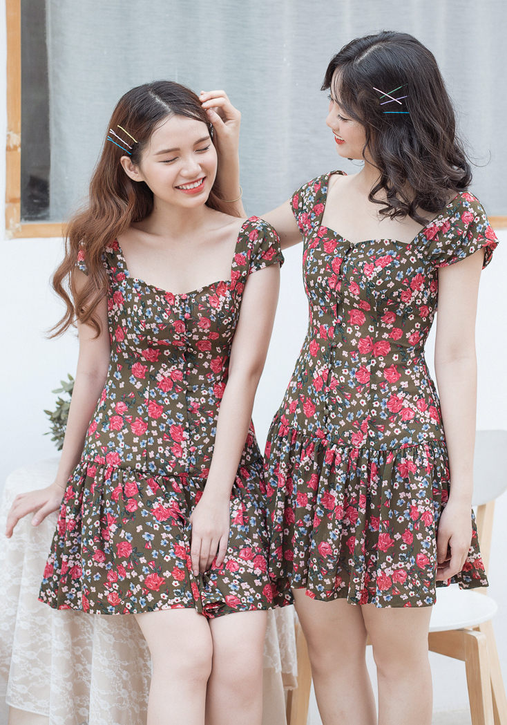 Đầm xanh rêu hoa hồng tùng bèo, cổ trước cong, thân cài nút bọc