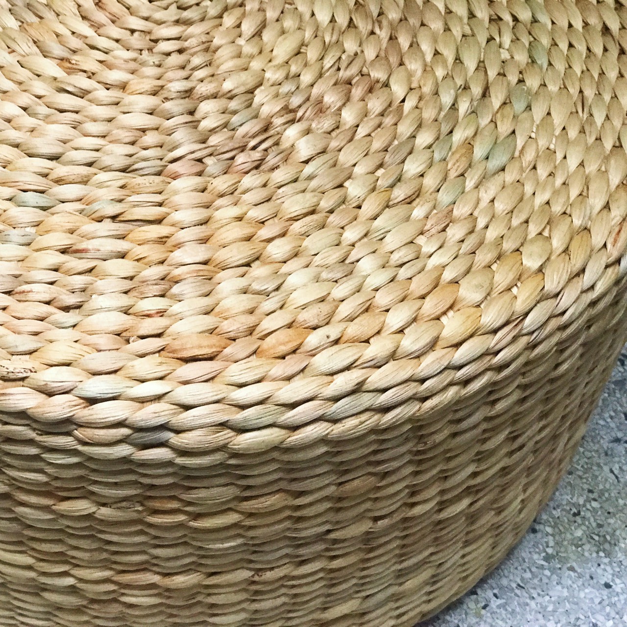 Ghế đôn đa năng đan lục bình hình tròn Smile Decor dùng để ngồi, làm bàn thấp, ghế gác chân, trang trí glamping, camping
