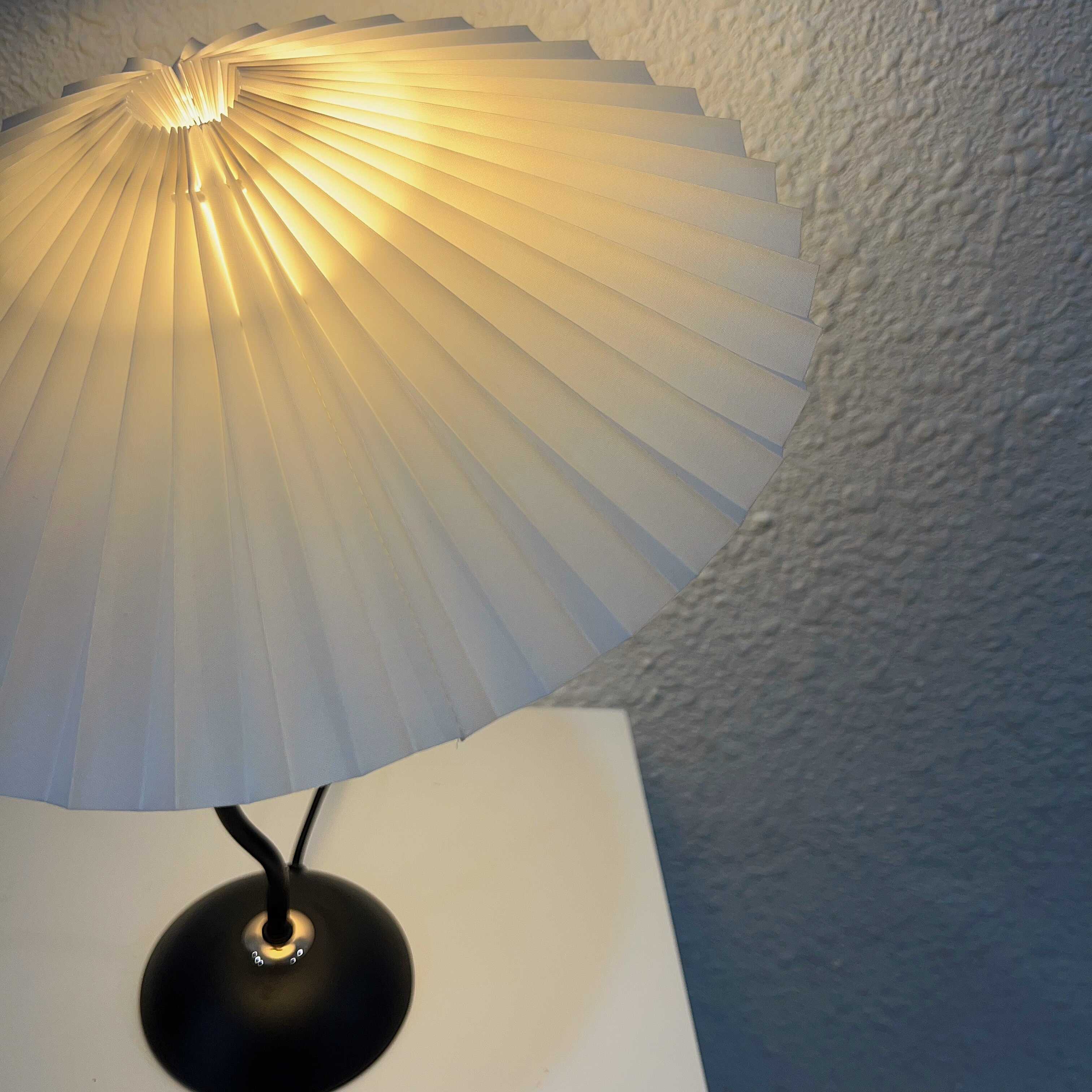 Đèn bàn decor studio đèn ngủ trang trí kiểu sóng lượn Hàn Quốc màu đen DBK008D