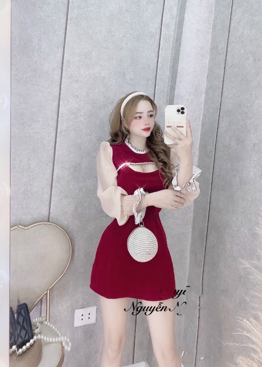 Đầm nhung khoét ngực phối trai cổ tròn phối bèo trắng viền đen, tay áo chất voan tơ sước, dáng váy chữ A. Váy đẹp diện tết