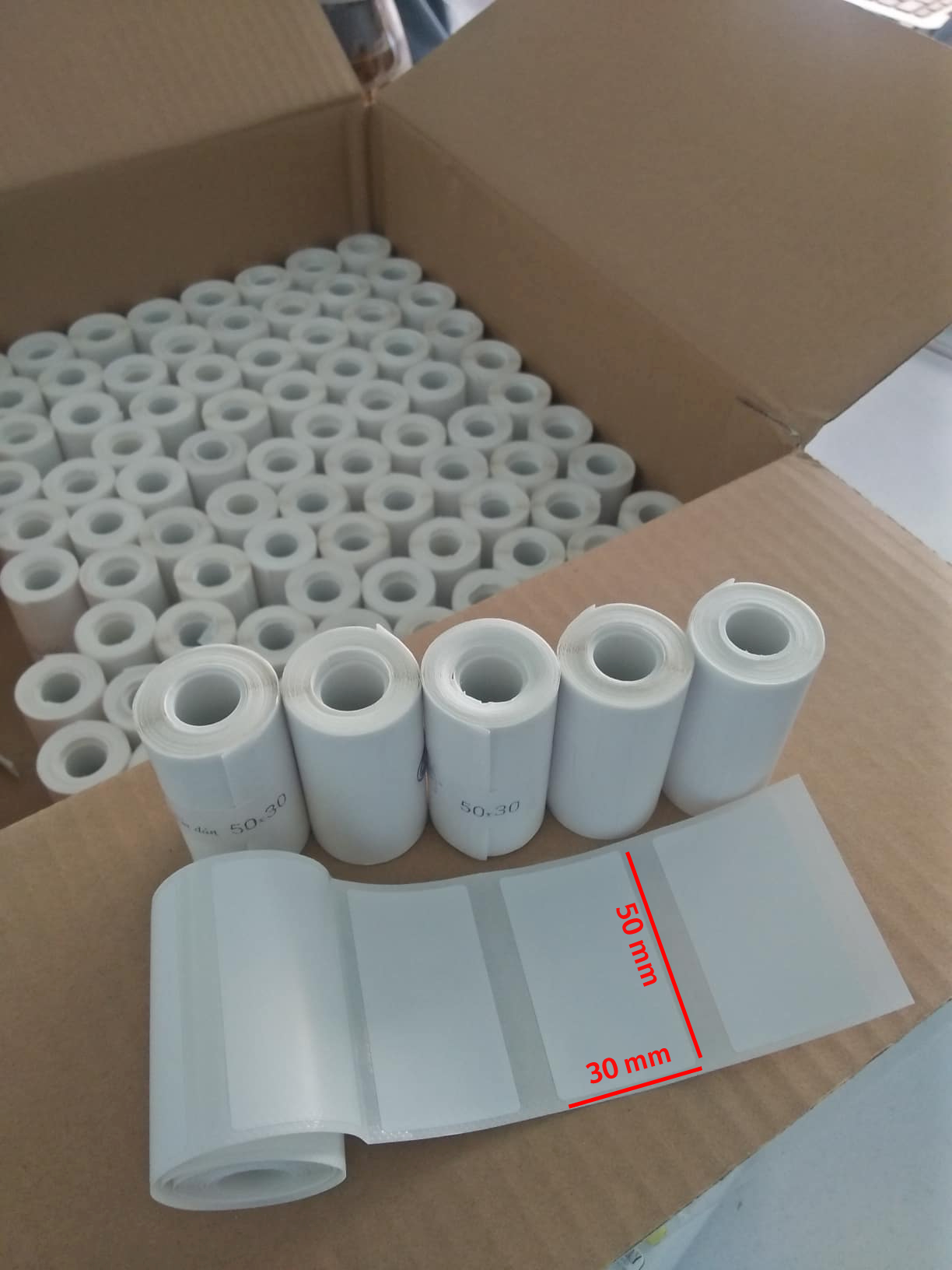 Giấy in nhiệt tem nhãn 50x30mm cuộn nhỏ dành cho máy in cầm tay