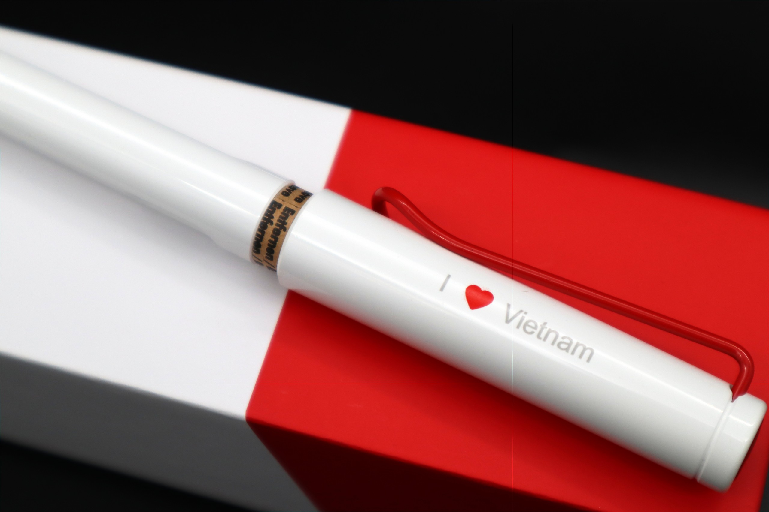 bút máy lamy safari white red clip I love Vietnam limited edition