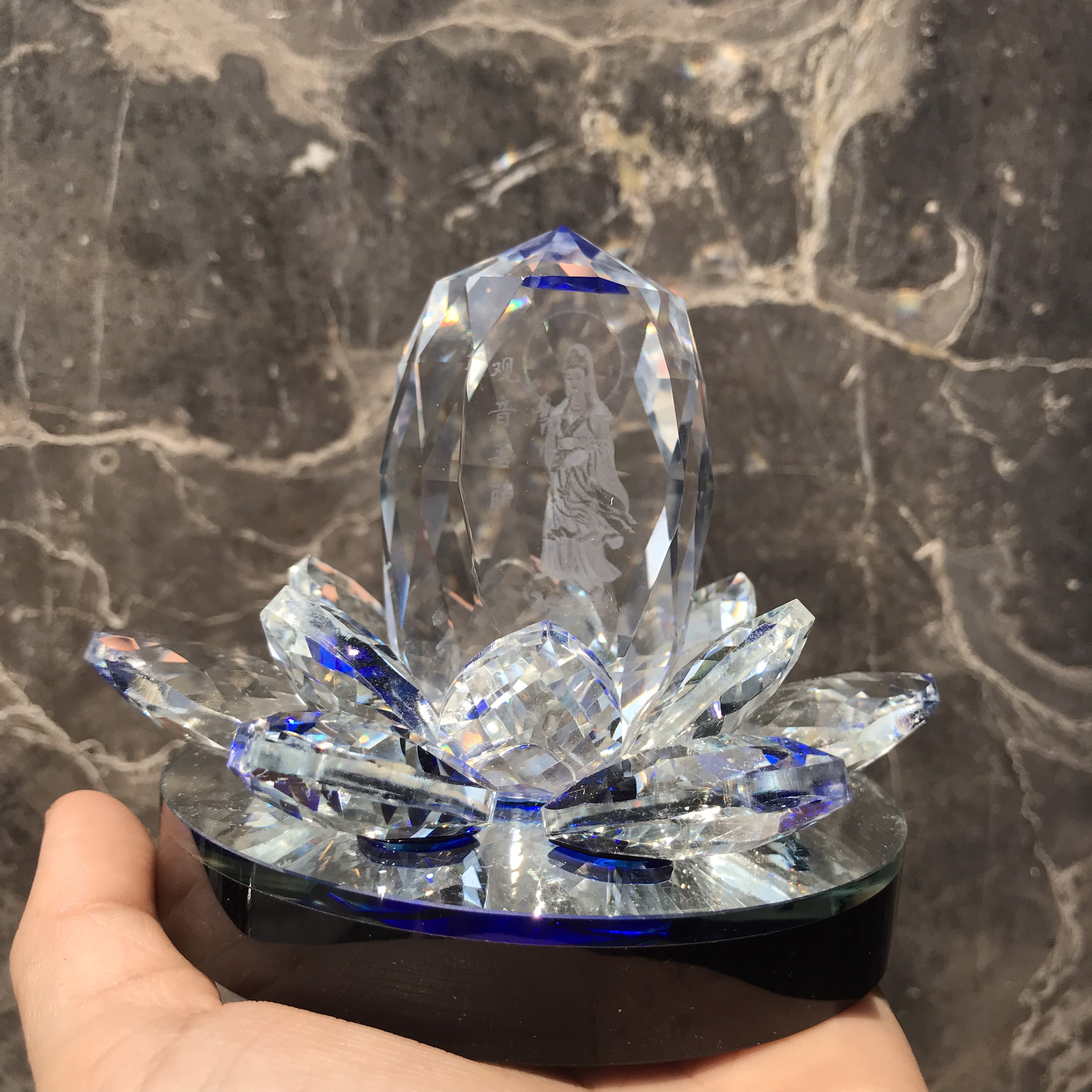 TƯỢNG QUAN ÂM BỒ TÁT ĐỨNG TRÊN ĐÀI SEN BẰNG PHA LÊ TRANG TRÍ TAPLO XE Ô TÔ