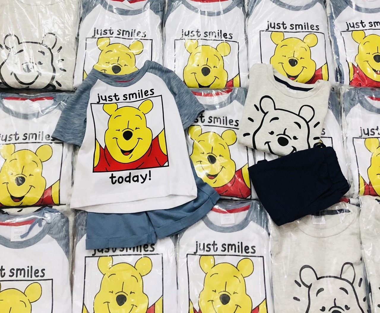 Set 2 bộ Pooh Next cho bé trai rất đẹp, chất cotton mềm mịn mặc rất thích. Hình in sắc nét, Size : 2-8 tuổi