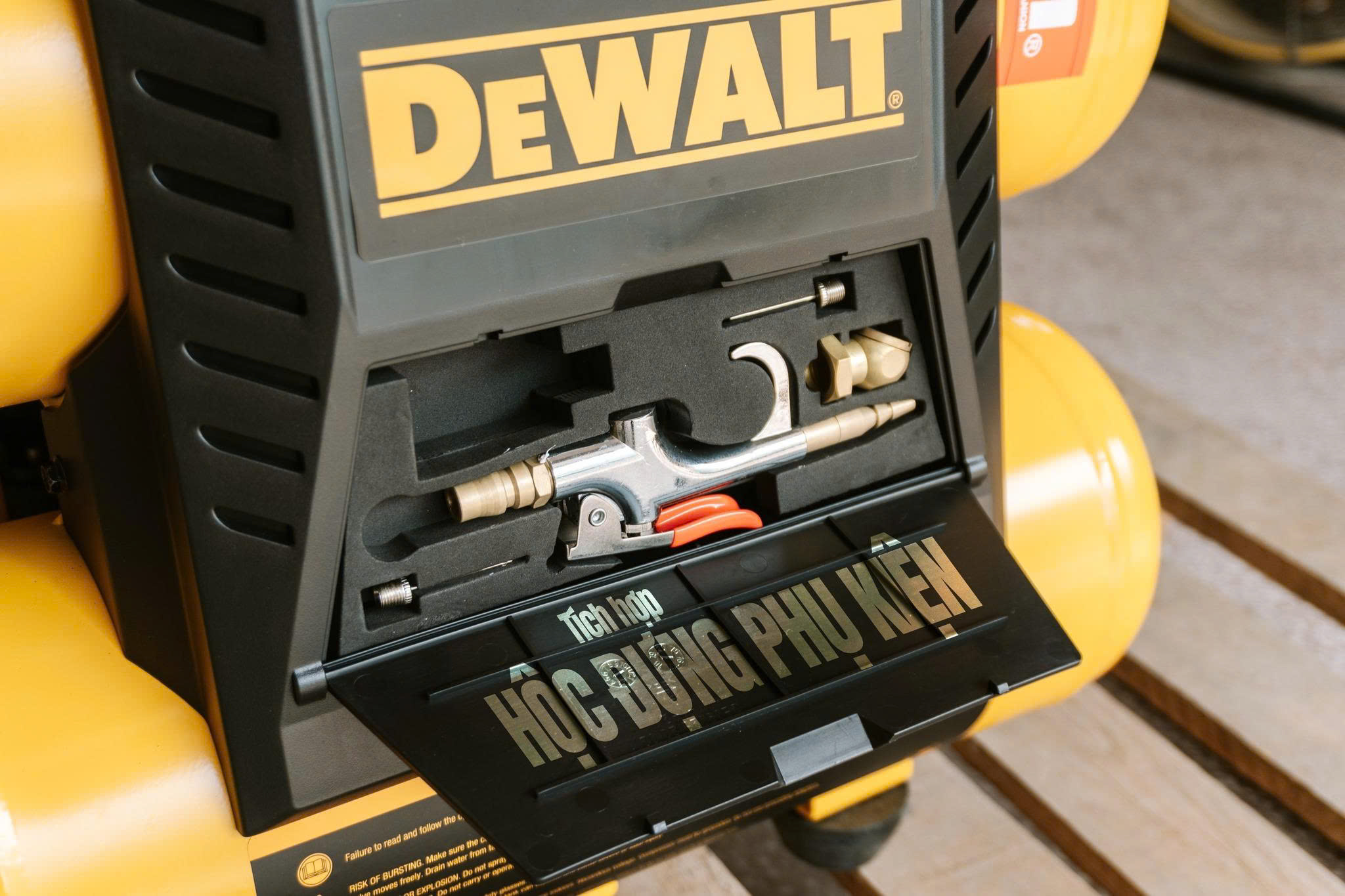 Máy nén khí không dầu 17L DeWALT DXCM3321782 - Hàng chính hãng