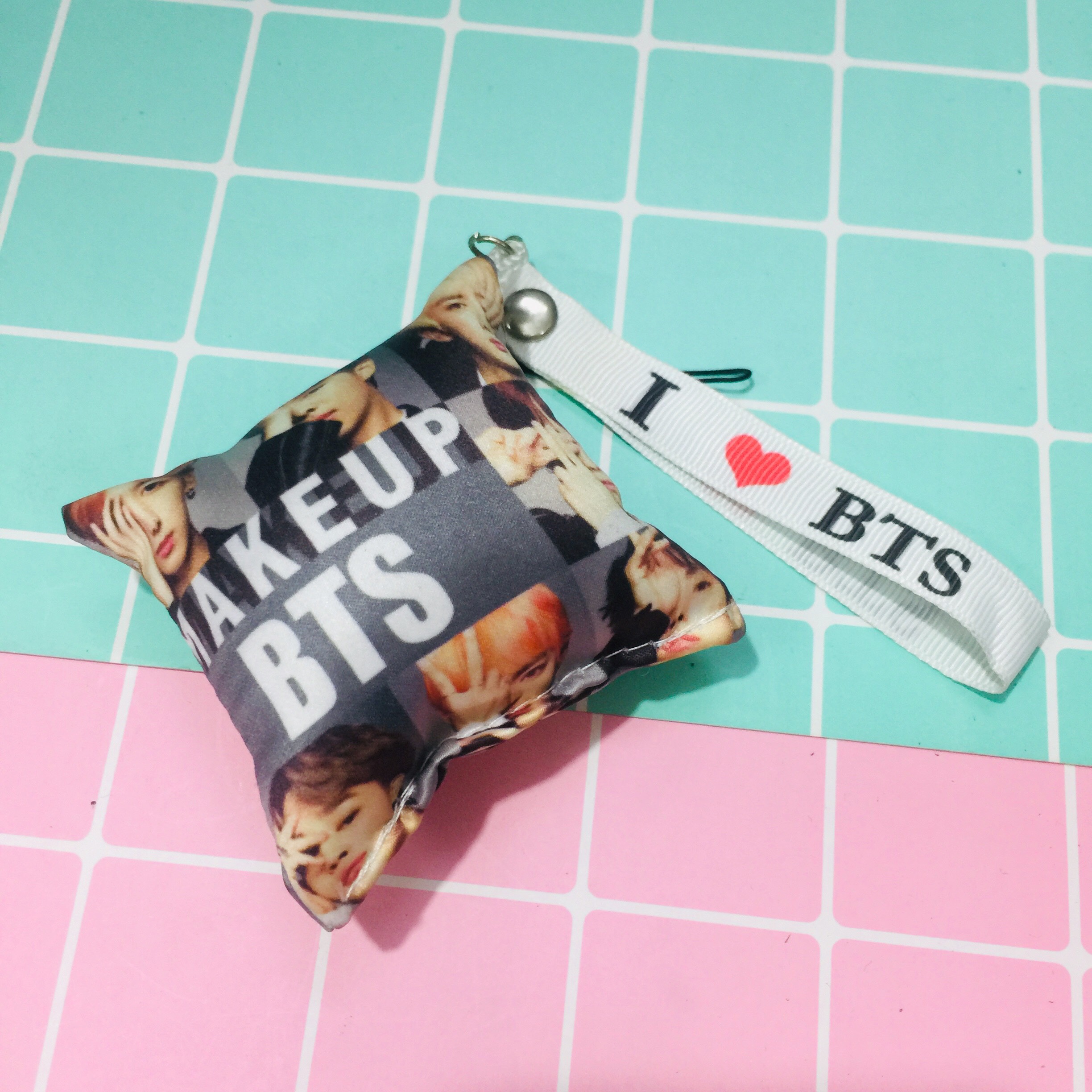 MÓC KHOÁ BTS HÌNH GỐI MINI KÈM NAMETAG NHIỀU MẪU NGẪU NHIÊN